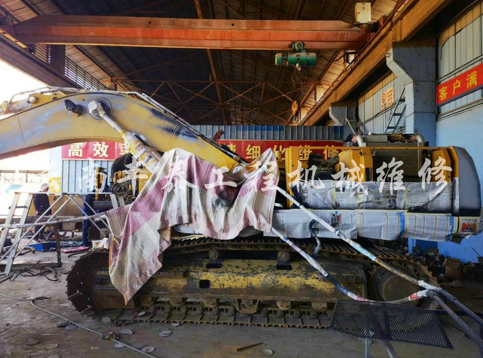挖掘機翻新現場